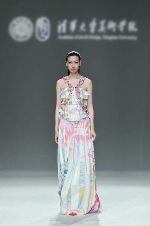 清華美院2023屆服裝與服飾設(shè)計(jì)專(zhuān)業(yè)畢設(shè)發(fā)布會(huì)舉行